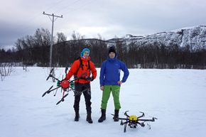 Droner brukes allerede til inspeksjon av kraftliner. Lars Sletten (t.h.) og ingeniør Per Helge Sæter er droneflygere i Hålogaland kraft. <i>Foto: HLK</i>