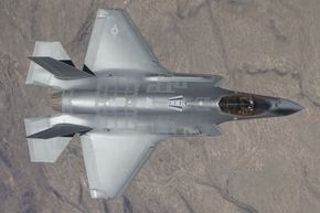 Maskinkanonen på F-35A vises tydelig når man ser flyet ovenfra.