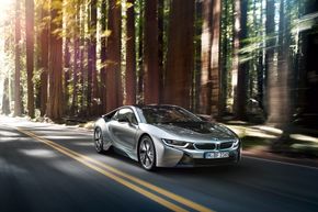 Ladehybrid: BMW i8 bruker masse karbonfiber i konstruksjonen av bilen slik at vekten er redusert til under 1500 kg. Den har et oppgitt CO2-utslipp på 59 gram per kilometer.