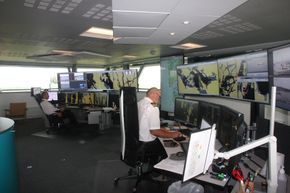 Kongsberg har utviklet trafikkovervåkingssystemer som tas i bruk på de fem VTS-ene i Norge og er i bruk i Singapore. Her fra Kvitsøy VTS, som ble oppgradert i fjor høst.