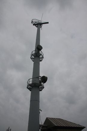 Gud eller KystverketSolid: Den nye elektroniske radaren på Kvitsøy ble løftet på plass med helikopter.