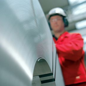 BoksereturAlle gode ting: I 2016 skal Hydro ta i bruk et nyt valseverk ved Grevenbroich-anlegget i Tyskland. Det blir det tredje og øker kapasiteten med 200.000 tonn.