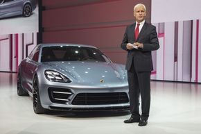 Volkswagen-sjef Matthias Müller under lanseringen av Porsche Panamera plug-in hybrid. <i>Foto: Porshce</i>