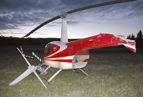 Etter den vellykkede nødlandingen kappet hovedrotoren av halebommen på R44-helikopteret i Hedmark for snart ti år siden. <i>Foto: SHT</i>