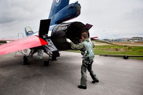 Eskil Amdal med det jubileumslakkerte F-16-flyet i 2011. <i>Foto: Teknisk Ukeblad</i>