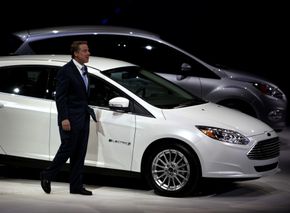 Bill Ford, styreformann i bilselskapet med samme navn, ankom Detroit-messen i 2011 i en elektrisk Focus. Den kom i salg i Europa året etter. <i>Bilde:  Per Erlien Dalløkken</i>