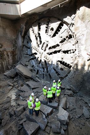  Språk, kulde og mørkeDEN GANG DA: Ingeniører betrakter byggingen av høyhastighetstoglinjen mellom Madrid og Barcelona. Nå er det lite lys i tunnelen for spansk økonomi. FOTO: Javier Caso, Minesterio de Fomento <i>Photographer: Javier Caso</i>