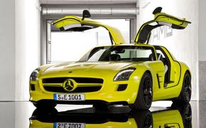 Mercedes-Benz har til nå laget elbiler basert på eksisterende produkter, som SLS AMG Electric Drive. (Foto: Daimler AG)