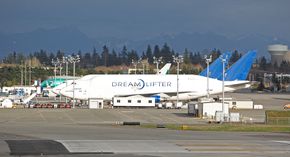 Boeing Dreamlifter ved fabrikken i Everett nord for Seattle. <i>Foto: Per Erlien Dalløkken</i>
