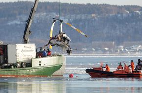 Alle fire om bord omkom da dette R44-helikopteret havarerte i havnebassenget i Horten i 2010. <i>Foto: Scanpix</i>