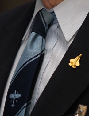 Når Brown skal pynte seg, er det med Spitfire på slipset og F-35 på jakkeslaget.