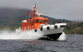 Kort leveringstidLOS 118 ble levert Kystverket i 2009 fra det svenske verftet Dockstavarvet AB. Ytterligere tre losbåter ble levert innen utgangen av 2010.
