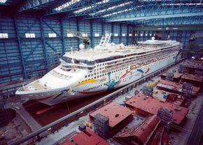 NCL-skipet Norwegian Dawn i dokka på Meyer Werft. NCL har så langt ikke bestilt LNG-skip. <i>Foto:  Meyer Werft</i>