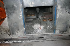 Aluminiumsoksid slippes på i en celle. <i>Foto: Tore Stensvold</i>
