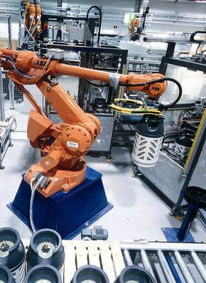 57 konkurrenterPå Raufoss er stadig flere roboter og innovative ansatte med på å sikre effektivitetsgevinster.