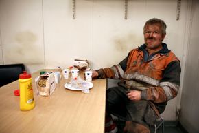 Pause: Hans Gunnar Olsen tar lunsj på pauserommet som er bygget inne i gruvegangen i Svea Nord. Han frykter at det snart blir pause for godt.