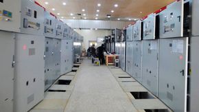 Rundt 2.000 kinesiske arbeidere har arbeidet med å ferdigstille den første delen av anlegget på 100 MW.