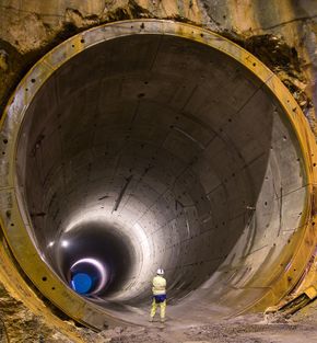 Store vannlekkasjer førte til store forsinkelser på prosjektet. Løsningen ble å tette tunnelen med betongblokker.