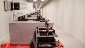 Lengdemålingens høyborg: Justervesenet på Kjeller har en veeldig lang lab med en 50 meter lang målebane for å måle mekaniske og optiske måleinstrumenter.