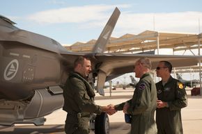 Kampflydirektør Morten Klever tok imot de første to norske F-35-kampflyene på flybasen Luke i 2016. <i>Bilde:  US Air Force</i>