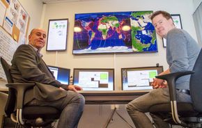 Ny løsning I kontrollrommet: Hans-Christian Haugli og systemingeniør Lars Løge kan se banen til de to AIS-satellittene fra kontoret på Skøyen.