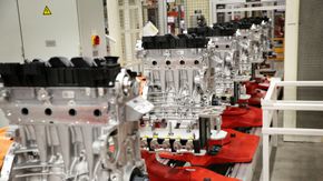 AutomatiseringBensin- og dieselmotorene hos Volvo har nå samme grunnmotor. Ikke før et stykke ut i produksjonen begynner de å skille seg fra hverandre.