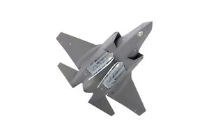 F-35 kan bære to JSM internt (i tillegg til fire under vingene). De to andre missilene i våpenrommet er AMRAAM. <i>Foto: Kongsberg</i>
