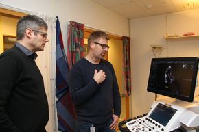 Erik Steen og Sevald Berg med Vivid E95 i laboratoriet hvor nye apparater testes ut.