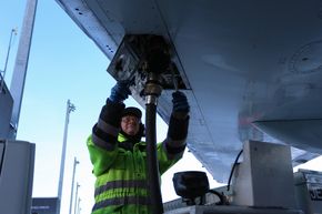 SAS, Lufthansa Group og KLM som har inngått avtale med Air BP om kjøp av totalt 1,25 millioner liter bio-jetfuel i 2016. Det er første gang flydrivstoffprodusenten leverer bio-jetfuel til et felles tankanlegg for hele flyplassen.  <i>Foto: Oslo Lufthavn</i>