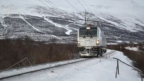 Vectron på vintertesting i Sverige. Også i Finland er lokomotivtypen i ferd med å bli tatt i bruk uten at det ifølge SHT er stilt spesielle krav til plogens utforming og funksjon. <i>Foto: Siemens AG</i>