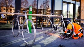 El-sykkel-lader: El-syklister kan lade batteriene til hjemturen utenfor matbutikken. <i>Foto: Eirik Helland Urke</i>