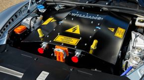 V12-eren er fjernet fra motorrommet på RapidE-konseptet. <i>Foto: Aston Martin</i>