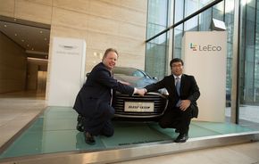 Ding Lei fra LeEco og Andy Palmer fra Aston Martin etter signeringen av den nye MOU-en. <i>Foto: Aston Martin</i>