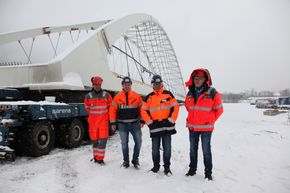 Grunn til å være fornøyd etter en vanskelig manøver. Fra v. anleggsleder for Statens vegvesen, Inge Tonny Nås, anleggsleder for Christie &amp;amp; Opsahl Halvard Jensen, prosjektleder for Christie &amp;amp; Opsahl Oddvar Herje log prosjektleder for Statens vegvesen Per Bjørn Gjelsten. <i>Foto: Kjell Herskedal</i>