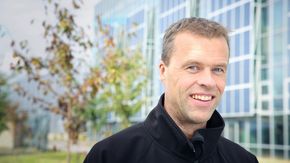 Verkssjef Geir Ausland er fornøyd med at rundt 350 tidligere REC-ansatte så langt har søkt på de nyopprettede stillingene ved Elkem Solar Herøya. <i>Foto: Eirik Helland Urke</i>