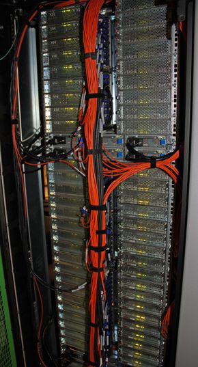 Vilje har 19,5 slike rack, hver med 72 noder. Hver node har 16 prosessorkjerner og 32 gigabyte med minne. <i>Bilde:  Harald Brombach</i>