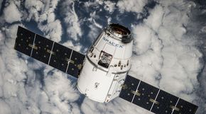 Bildet viser en satellitt som eies av SpaceX, som Musk grunnla i 2002. Men denne satellitten er langt større enn mikrosatellittene som skal gi oss internett fra verdensrommet. <i>Bilde:  SpaceX</i>