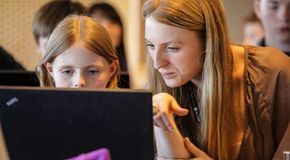 Ørstavik tror tiltak som «Lær kidsa koding» kan hjelpe til med å vekke interessen for IT hos jenter.  <i>Bilde:  Lær Kidsa Koding</i>