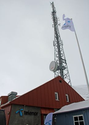 Telenor Svalbards basestasjon ved hovedkontoret på Skjæringa i Longyearbyen. <i>Bilde:  Harald Brombach</i>