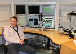 Arne Kuraas i kontrollsenteret til Telenor Svalbard på Skjæringa i Longyearbyen. Her har de ansatte blant annet tilgang til webkameraer både inne i og utenfor basestasjonene. <i>Bilde:  Harald</i>