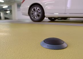 Parkering: Bosch vil bruke sensorer i biler og på bakken til å identifisere ledige parkeringsplasser. På den måten tror de biltrafikken i byer kan reduseres vesentlig. <i>Foto: Bosch</i>