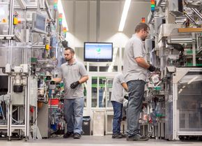 Industri 4.0: Bosch tar sin egen medisin som her ved fabrikken i Stuttgart-Feuerbach hvor maskinene selv rapporterer om sin egen tilstand. <i>Foto: Bosch</i>