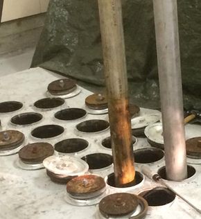 Fukt har trengt inn i stavbrønnen på Ife og ført til rust på beholderne for gammelt uranbrensel. <i>Foto: Ife</i>