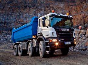 Lastebiler av denne typen skal gjøres selvkjørende, og redusere prisen per tonn utvunnet materiale fra gruver. <i>Foto: Scania Group</i>
