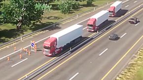 Lastebiler fra hele Europa kjører i «platoon», hvor førerbilen bestemmer hvordan de bak skal oppføre seg. <i>Foto: Scania</i>