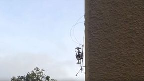SCAMP er dronen som kan lande på en vegg, og klatre oppover. <i>Foto:  Stanford University</i>