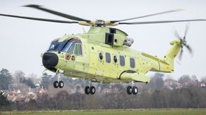 Første flygning med det første norske AW101-redningshelikopteret ved fabrikken i Yeovil 21. mars.