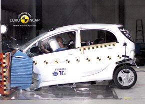 Mitsubishi i-Miev ble kollisjonstestet i 2011. Den fikk store strukturelle skader, og en dør åpnet seg under sidekollisjon. <i>Foto: Euro NCAP</i>
