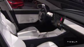 Bilen har en stor skjerm innvendig, som sine eldre modellsøsken. (Foto: Tesla)