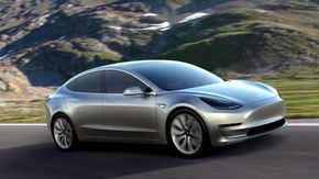 Tesla Model 3 kan bli helt selvkjørende. Elon Musk mener at helt selvkjørende biler er klare om to år. <i>Foto: Tesla</i>